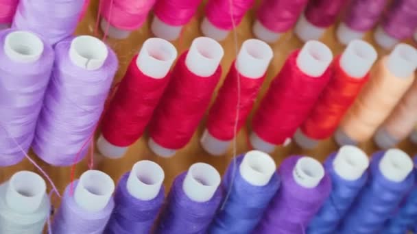 Видео разноцветных бобинных нитей — стоковое видео