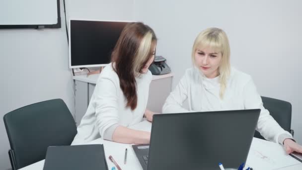仕事の話をする二人のビジネス女性 — ストック動画