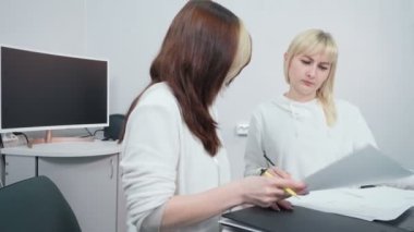 Ofiste iş tartışan iki genç kadının vurulması.