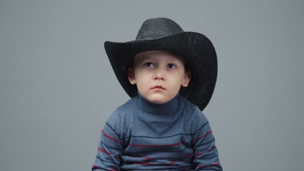 Skjutning av en liten fyraårig pojke med cowboyhatt — Stockvideo