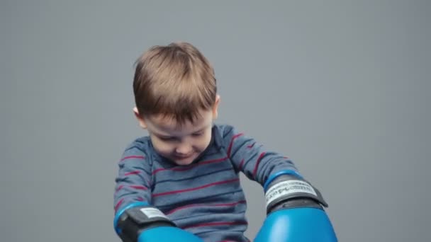 Wideo z małym czteroletnim chłopcem w rękawiczkach bokserskich — Wideo stockowe