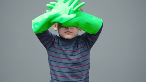 Sparatoria di piccolo bambino di quattro anni in guanti protettivi — Video Stock