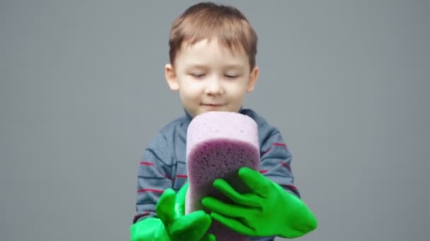 Video of little boy playing with cleaning sponge — Stock Video