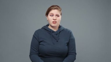 Eşofmanlı şişman kadının şaşırmış videosu.