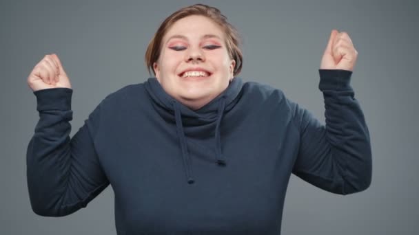幸せなスタウトの女性のビデオ,クローズアップ — ストック動画