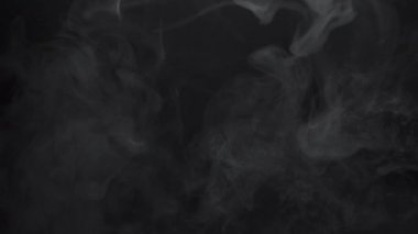 Siyah arkaplanda beyaz dumanlı bulutların dokusu