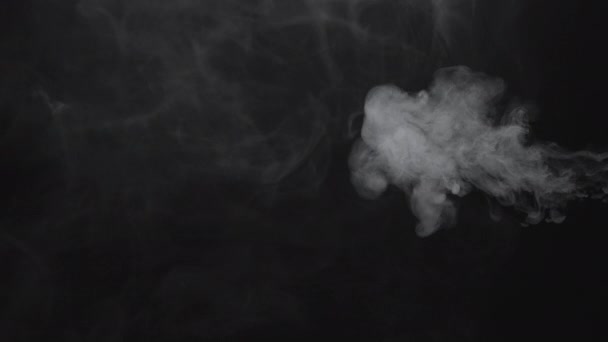 Textura de nubes humeantes sobre fondo negro — Vídeos de Stock