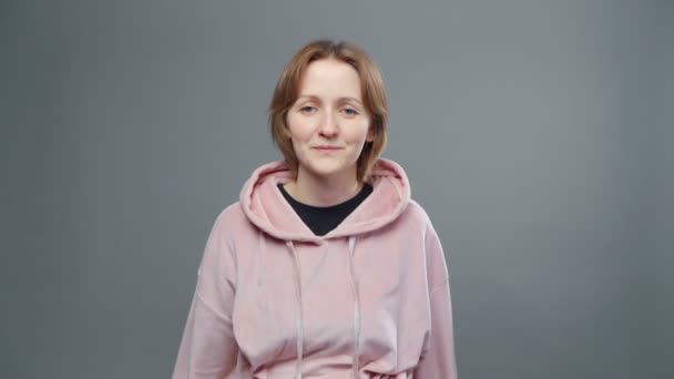 Video de una joven mujer gritando en sudadera rosa — Vídeo de stock