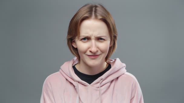 Schieten van een vrouw in een roze sweatshirt — Stockvideo