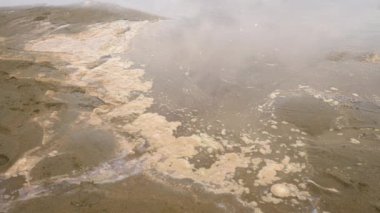 Kirli suyla nehir kıyısına ateş etmek