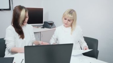 İki iş kadınının iş tartışmalarının görüntüleri