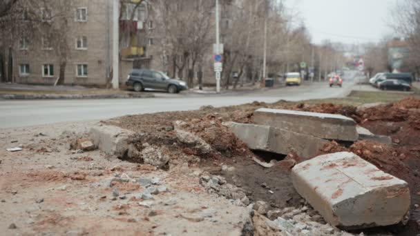 Lövöldözés elhagyott piszkos utcán ásott gödör — Stock videók