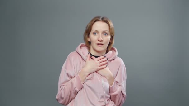 Shooting of young scared woman in pink sweatshirt — Stock Video