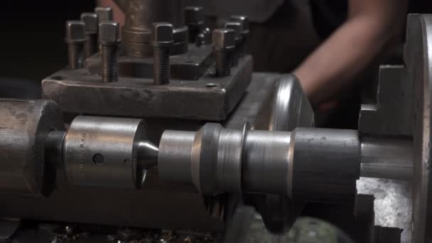 Footage of working process on lathe machine in workplace — Stock Video