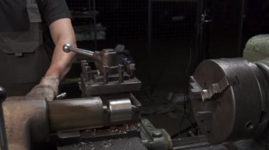 Torna makinesinde metal detaylarıyla çalışma süreci videosu
