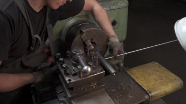 Atölyede torna tezgahında metal spiral üretimi
