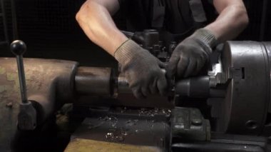 Atölyedeki torna makinesinin çalışma süreci videosu