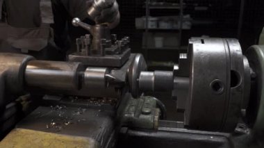 Torna tezgahıyla ilgili metal detaylarıyla çalışma süreci videosu