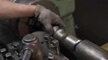 Torna üzerinde metal detayları olan çalışma süreci videosu