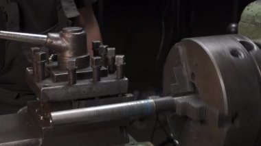 Torna atölyesindeki metal detaylarıyla çalışma sürecinin çekimleri