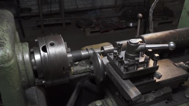 Working process with metal details on lathe in workplace — Stock Video