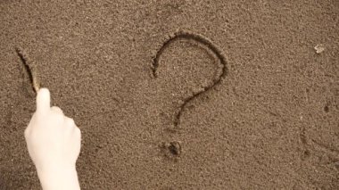 Mutlu ve mutsuz gülüşlerle soru işareti çizen kadın videosu