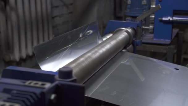 Verfilmung des Arbeitsprozesses auf Blechbiegemaschine in der Werkstatt — Stockvideo