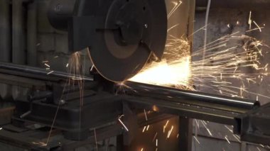 Atölyede torna tezgahı ve dairesel testereyle çalışma süreci çekiliyor