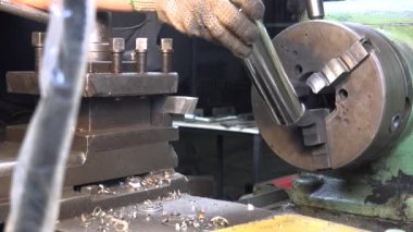 Torna tezgahında metal detaylarıyla çalışan bir mühendisin vurulması