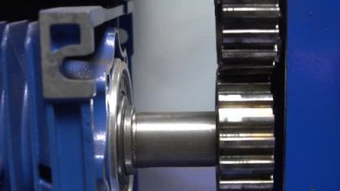 Metallere yakın çekim eğimli makine