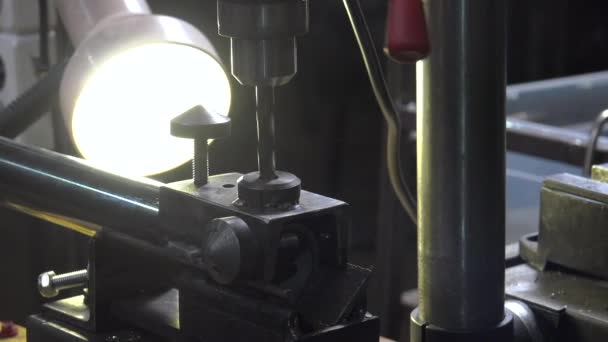Detailní záběry inženýra pracujícího s kovovou vrtačkou — Stock video