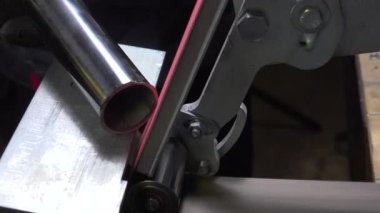Çalışan metallerin öğütme makinesinin yakın çekim videosu