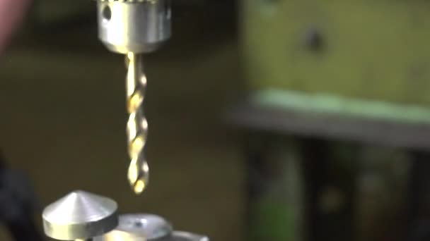 Detailní záběr inženýra pracujícího s kovovou vrtačkou na soustruhu — Stock video