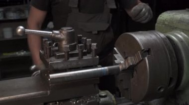 Torna atölyesinde metal detaylarıyla çalışma süreci görüntüsü