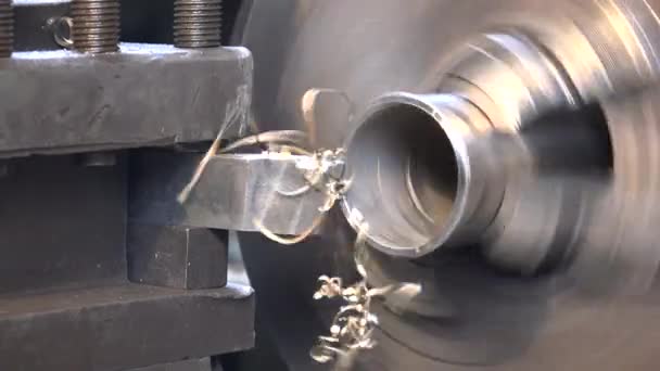 Video de cortador de tornos y tubo de metal — Vídeo de stock