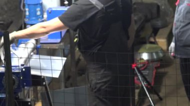 Çalışan metal levha bükme makinesinin videosu