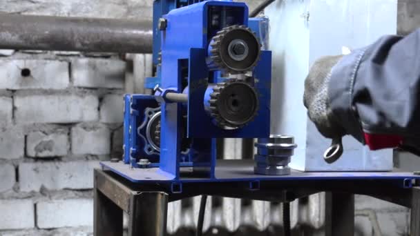 Beelden van werkende metalen golfplaten — Stockvideo