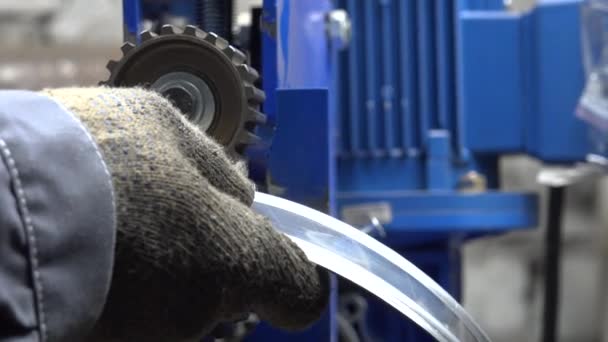 Vídeo de cerca de la máquina corrugada de metales de trabajo — Vídeos de Stock