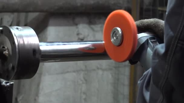金属研磨機で働く技術者のクローズアップ撮影 — ストック動画