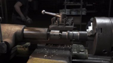 Atölyedeki torna makinesinde çalışma süreci çekiliyor