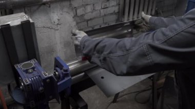 Atölyedeki kağıt bükme makinesinde video çalışma süreci