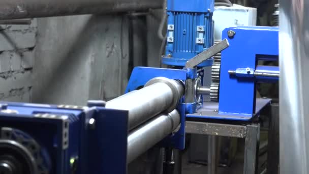 Schieten van werkplaatbuigmachine voor metalen — Stockvideo