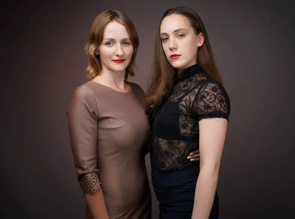 Obrázek dvou přátel ženy na šedém pozadí — Stock fotografie