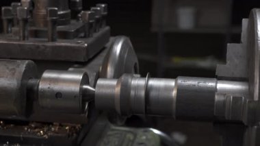 İş yerindeki torna makinesinde çalışma süreci videosu