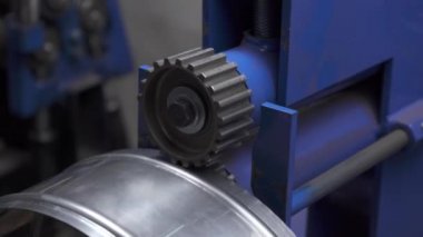 Çarşaf bükme makinesinde çalışan bir adamı vurmak