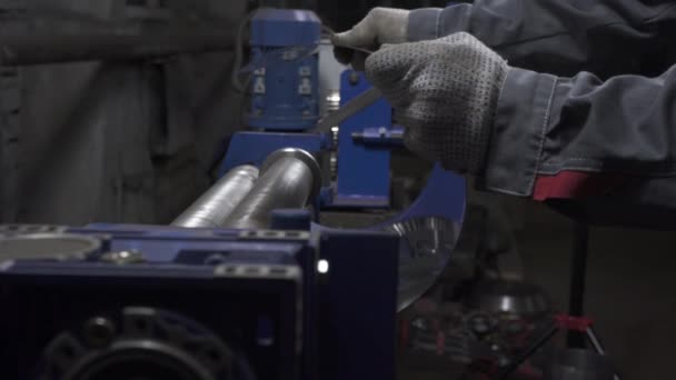 Video av arbetsprocessen på blad bockning maskin — Stockvideo