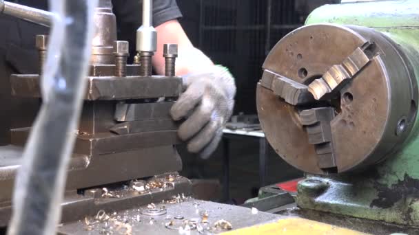 Vídeo de um engenheiro trabalhando com detalhes de metal em um torno — Vídeo de Stock