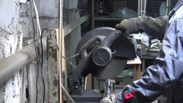 Video de sierra circular de trabajo con chispas en taller — Vídeos de Stock
