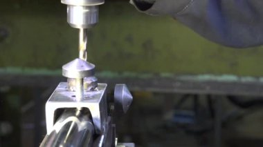 Torna tezgahında metal matkapla çalışan bir mühendisin görüntüleri.