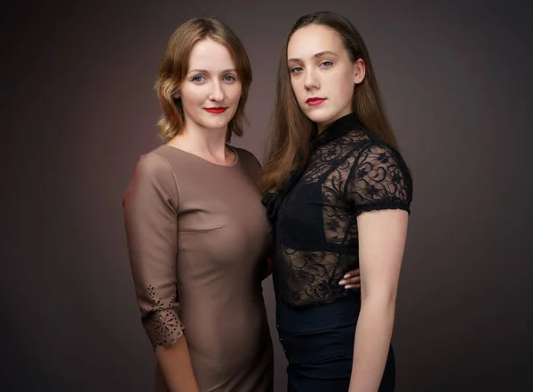 Portrét dvou přátel žen na šedém pozadí — Stock fotografie